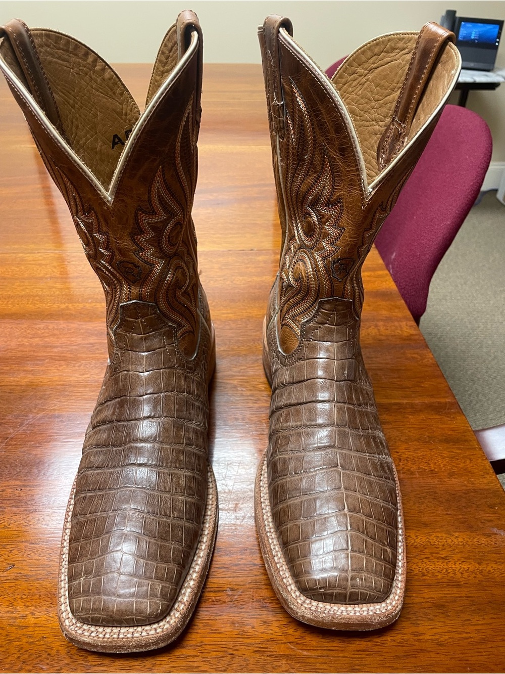 Ariat Men's Brown Croc-Embossed Western Boots-excellent condition size 10.5